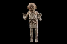 Mictlantecuhtli, Heer van de Onderwereld Museo del Templo Mayor, 10-264984; Mexico-Stad/ Tenochtitlan, Azteeks; 1481-1486; aardewerk; 176 x 80 x 50 cm.